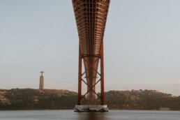 ponte 25 de april lissabon from below