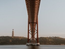 ponte 25 de april lissabon from below