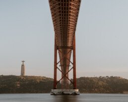 ponte 25 de april lissabon from below